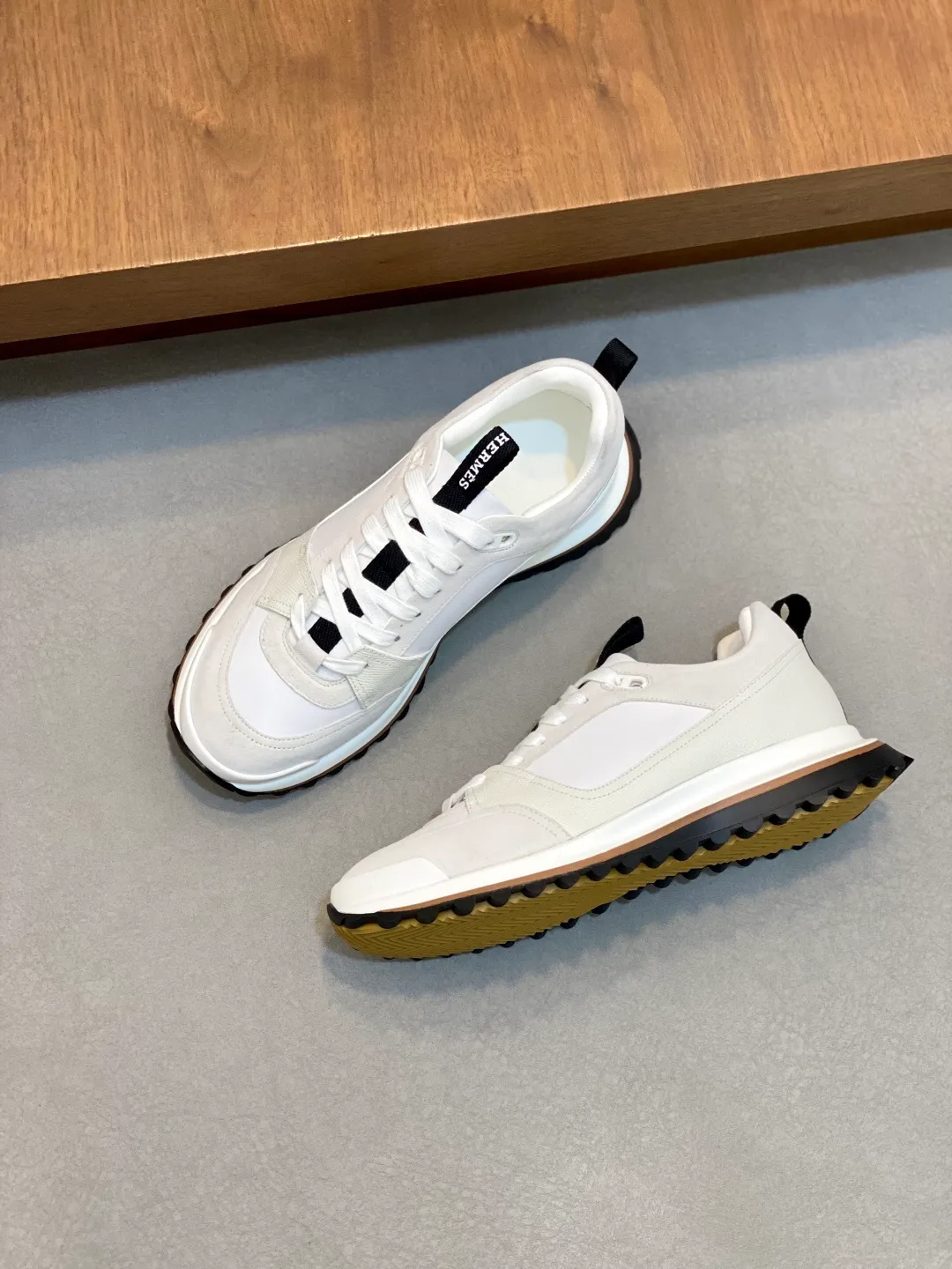 Men's men's shoes 💰700 HERMES/Hermès Leader sneakers! Tech twill, calfskin and suede goatskin sneakers featuring paneled multicolor twill, calfskin and suede. Lightweight geometric sole for a stylish urban look. Product details: White and orange rubber sole Black rubber sole with orange rubber insert Light natural leather insert White rubber toe cap Beige lambskin insole and lining Cotton strap, rubber lettering Sole height: 4cm Size: 39-40-41-42-43-44 (customized at 38.45)